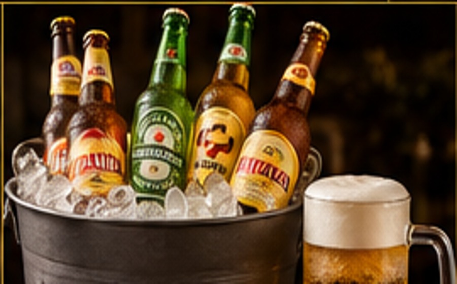 Balde de cervejas e caneca de chopp